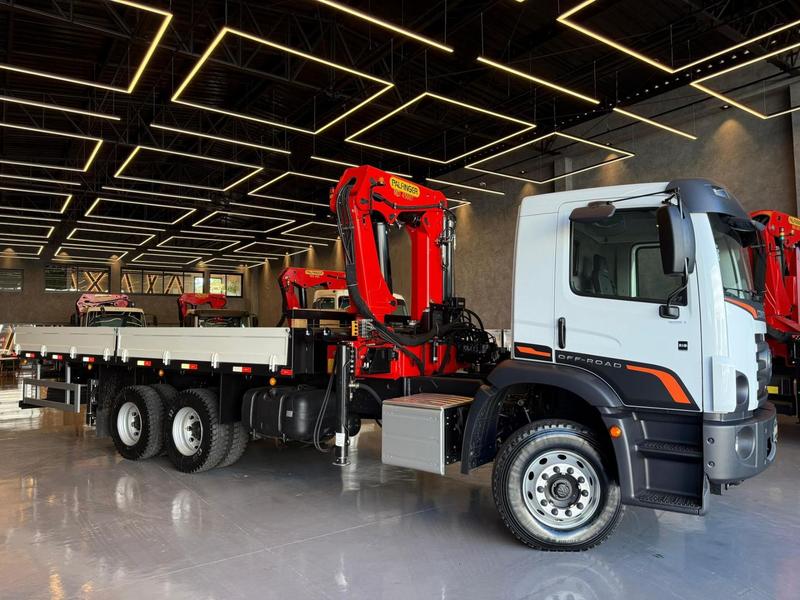 VOLKSWAGEN 31-320 CONSTELLATION 6X4 2P