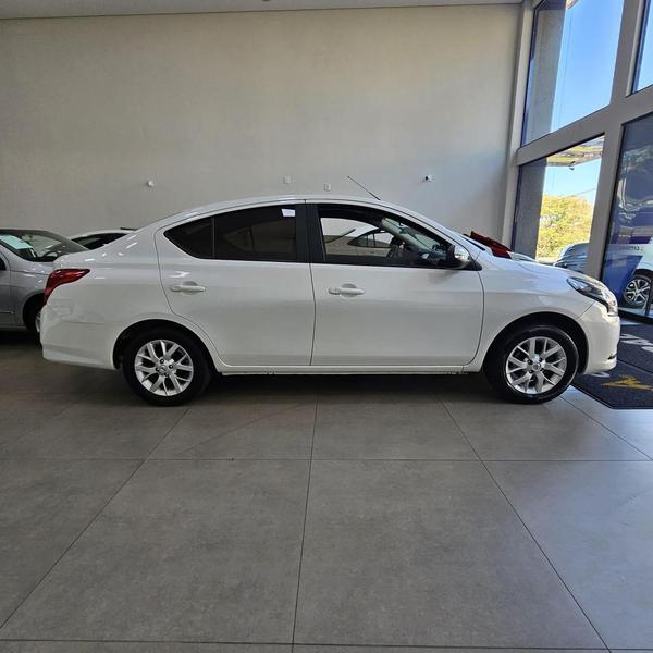 Nissan Versa 16sv CVT - foto 15