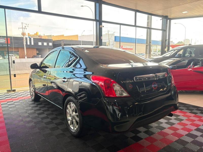 Nissan Versa 16sl CVT - foto 9