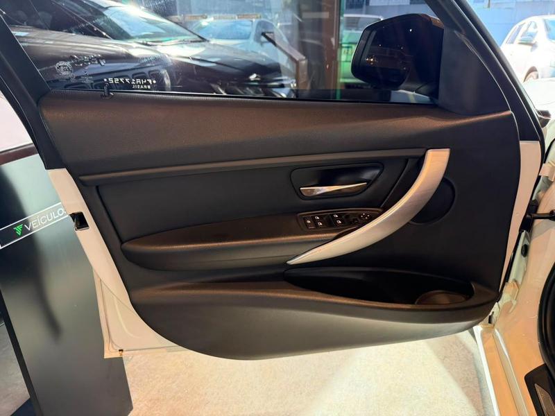 BMW 320i Active Flex - foto 18
