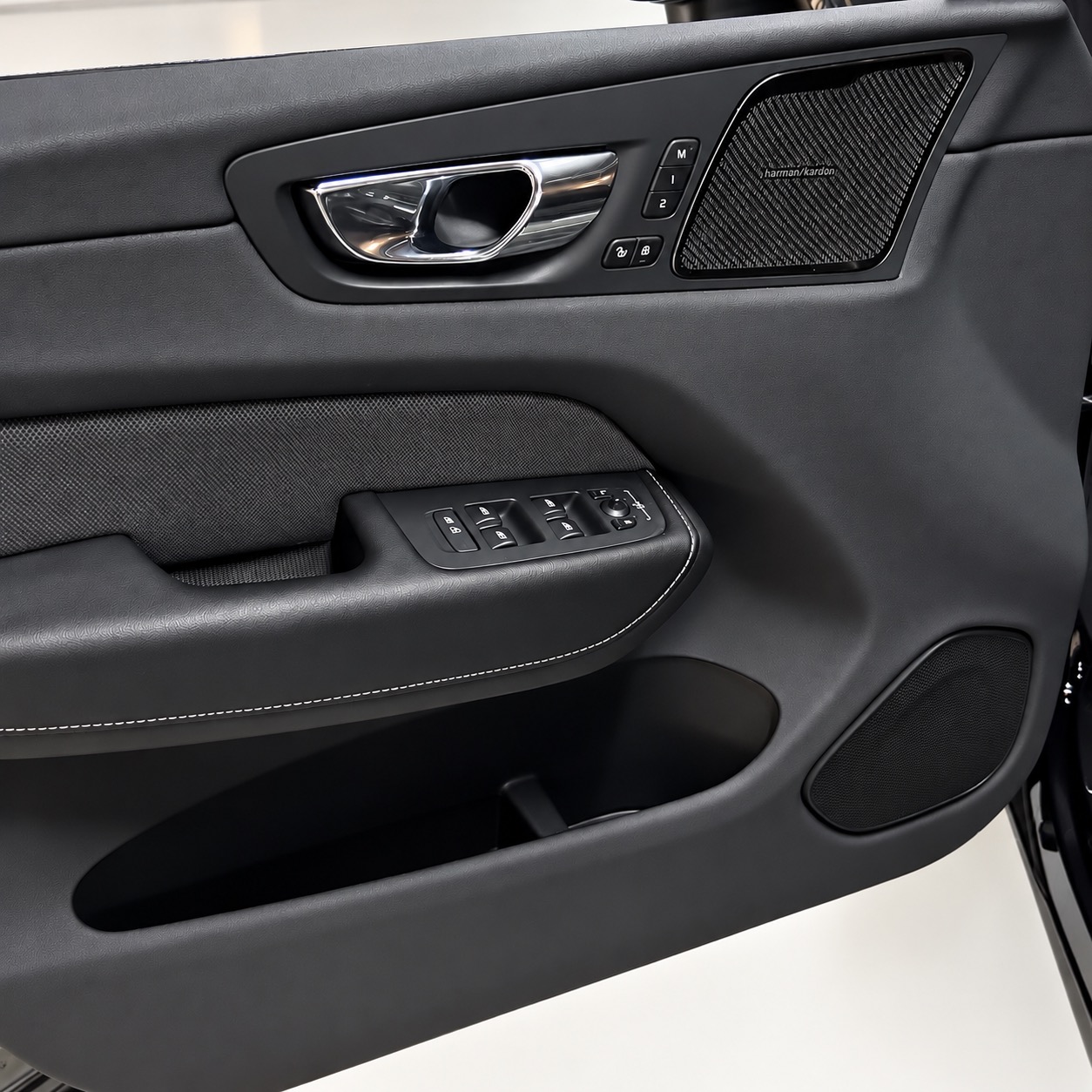 VOLVO XC60 T8 R-DESIGN — foto 18