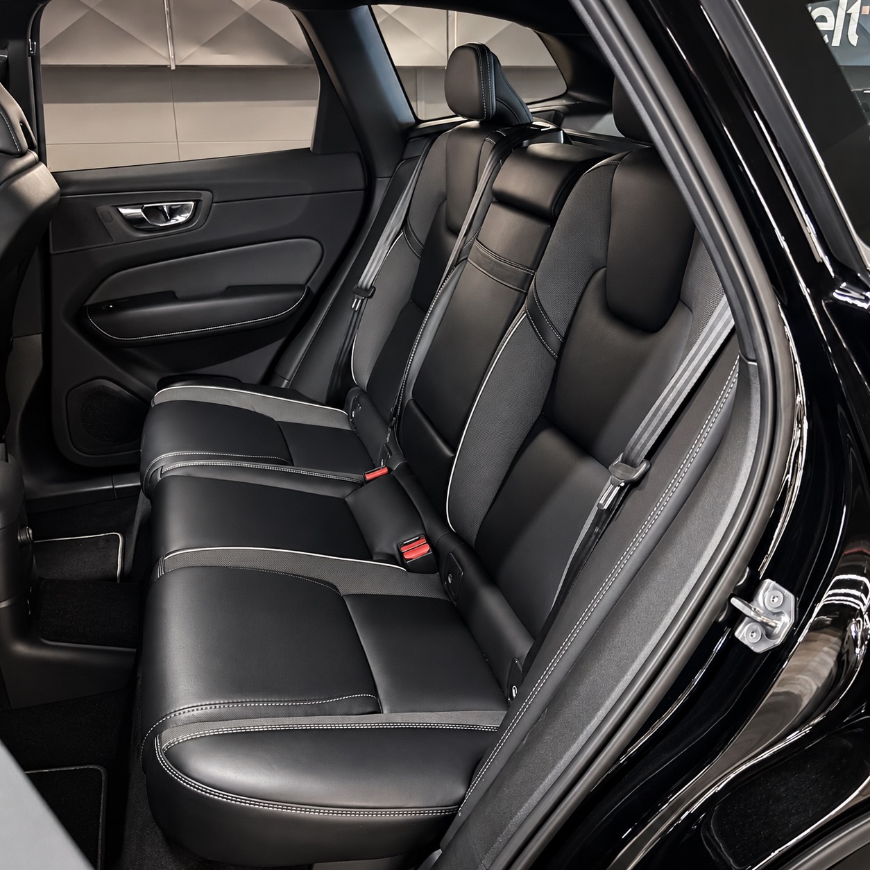 VOLVO XC60 T8 R-DESIGN — foto 3