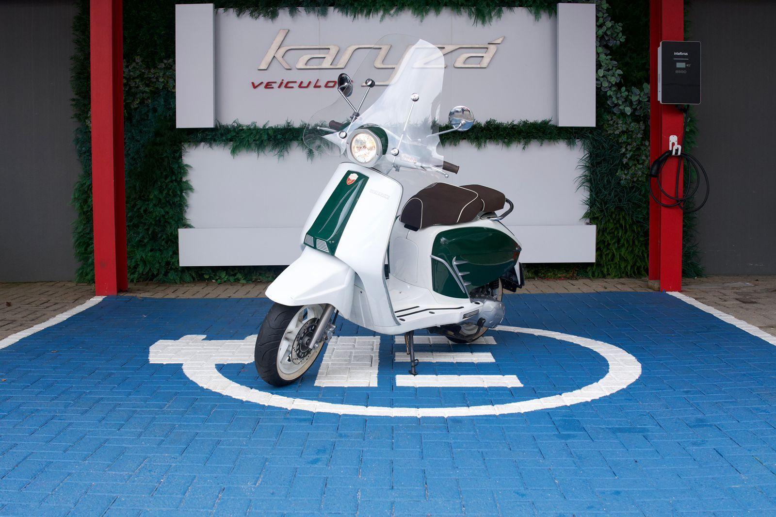 Vespa & Lambretta カタログ Vespa and Lambretta Motor Scooters: 856 | Amazon.com.br