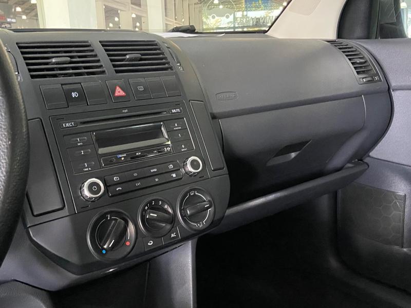 Volkswagen Polo Sedan 1.6 Mi Total Flex 8V 4P - foto 14