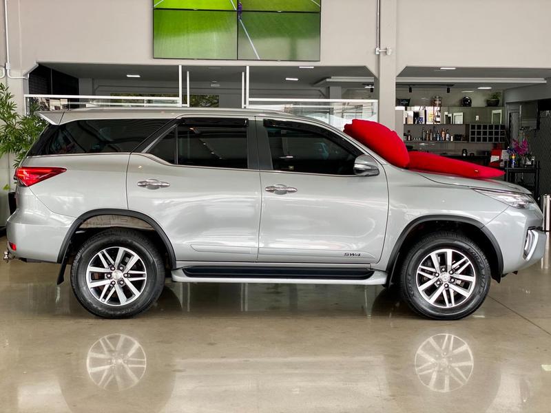 Toyota SW4 28 Srx 4X4 7 Lugares - foto 4