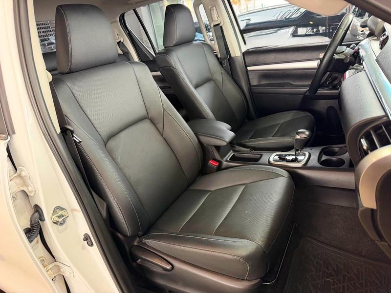 Toyota Hilux Cd Srx Plus 4X4 28 TDI Die Automático - foto 19