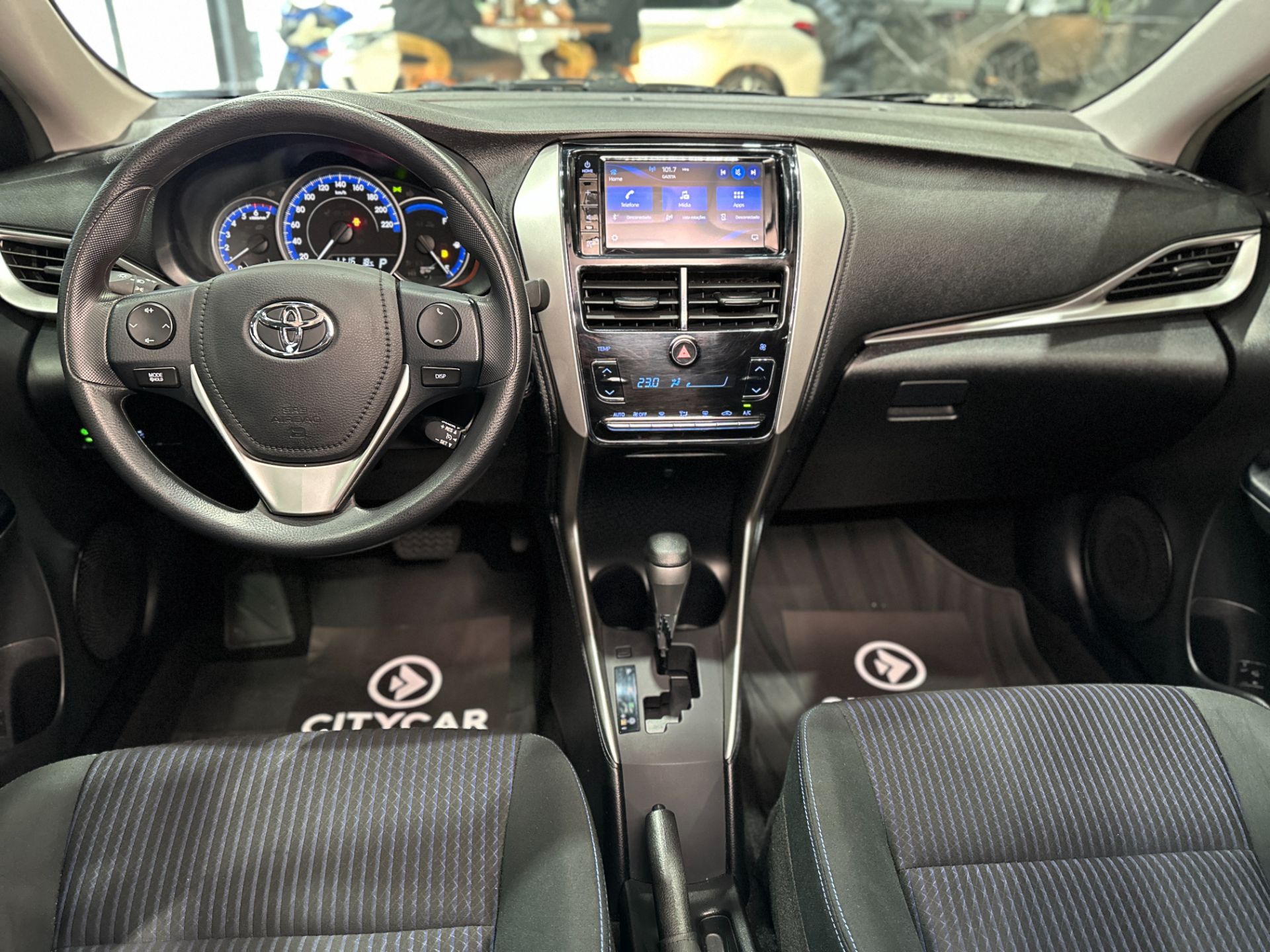 TOYOTA YARIS LX PLUS CONNECT SEDAN AUTOMATICO