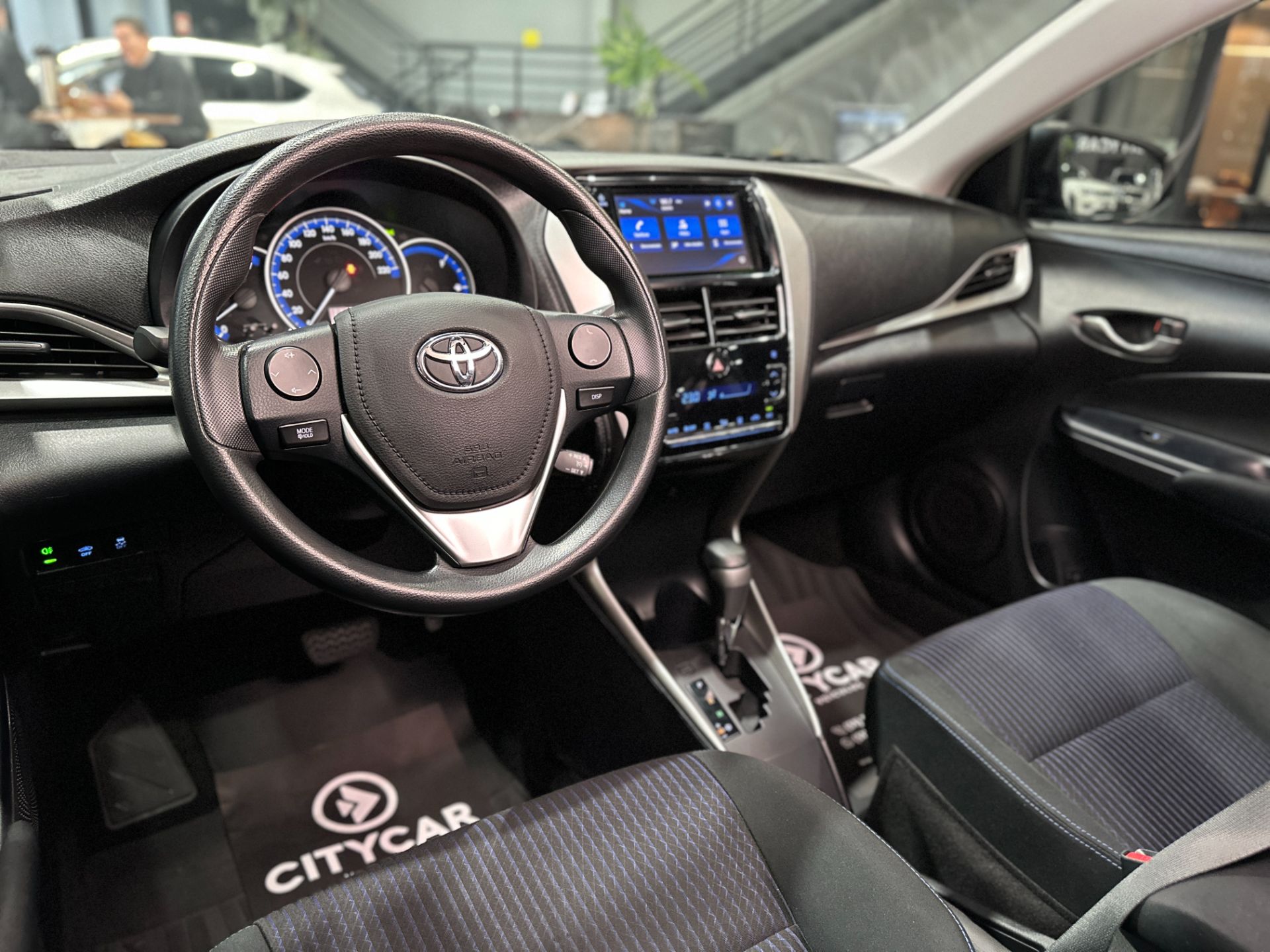 TOYOTA YARIS LX PLUS CONNECT SEDAN AUTOMATICO