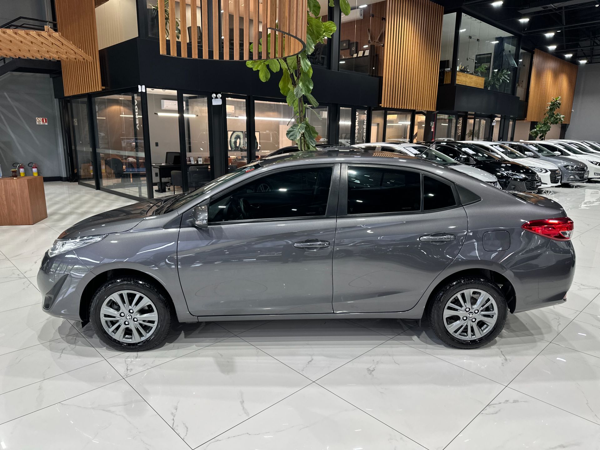 TOYOTA YARIS LX PLUS CONNECT SEDAN AUTOMATICO