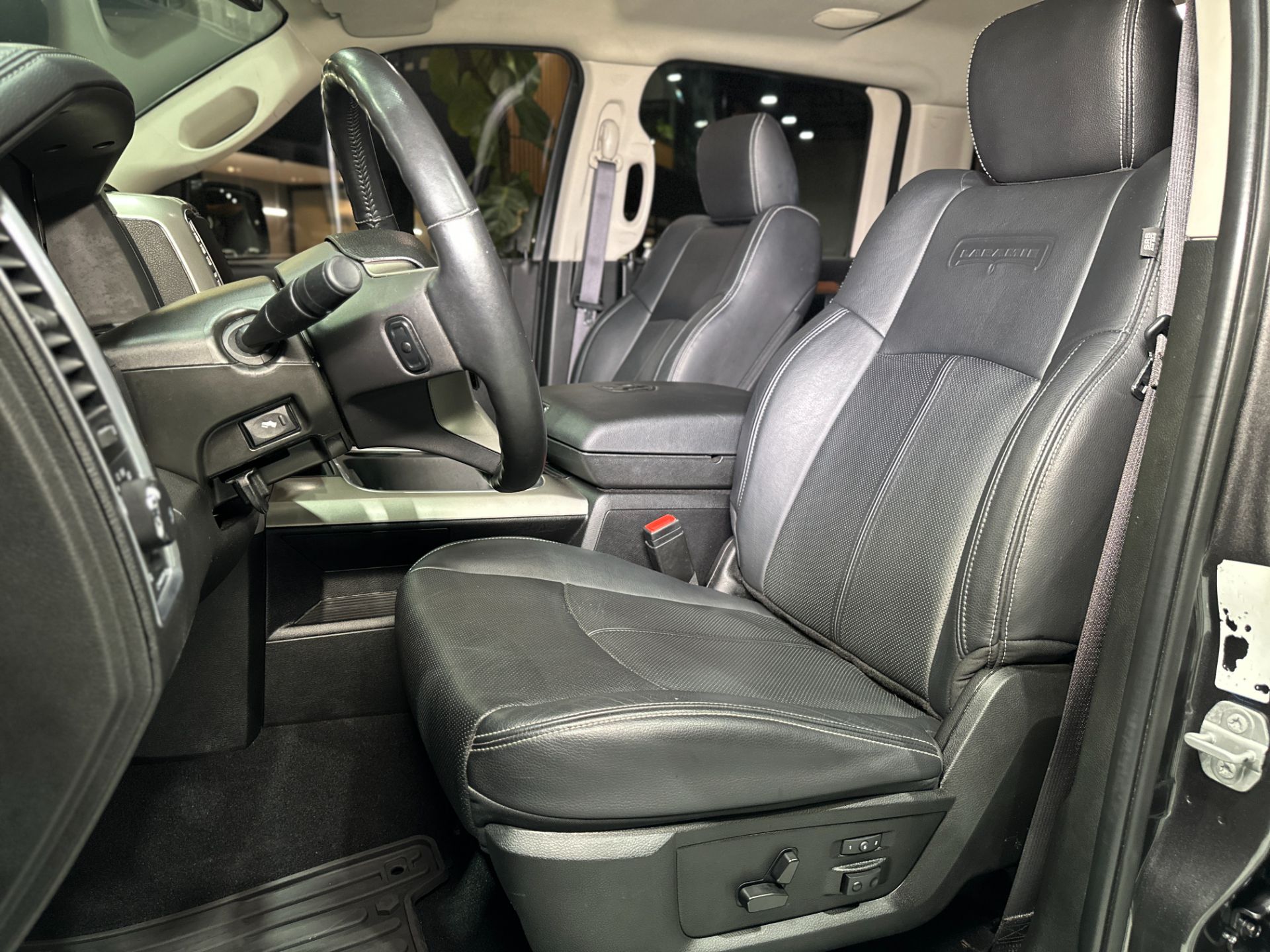 RAM CLASSIC LARAMIE 5.7 V8 4X4