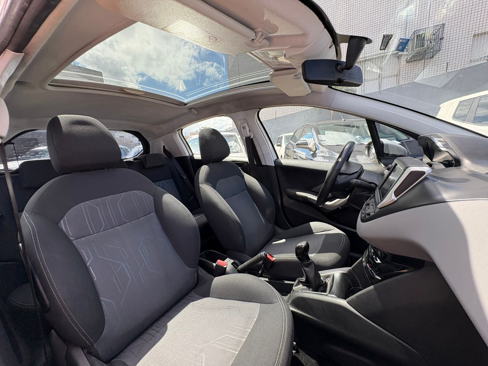 PEUGEOT 208 allure mt