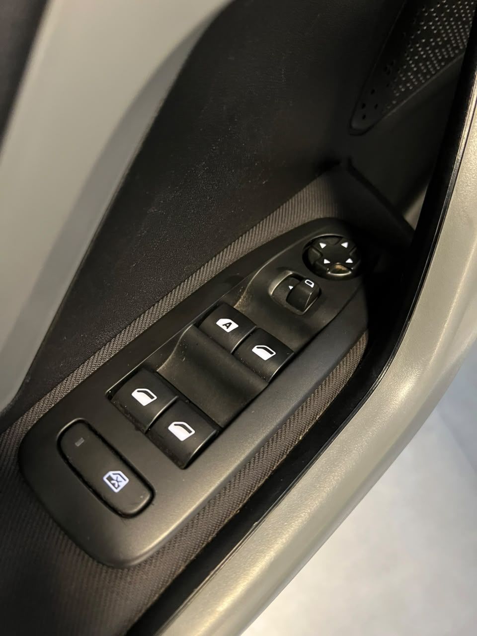 Peugeot New 208 Style 1.0 MT 2016