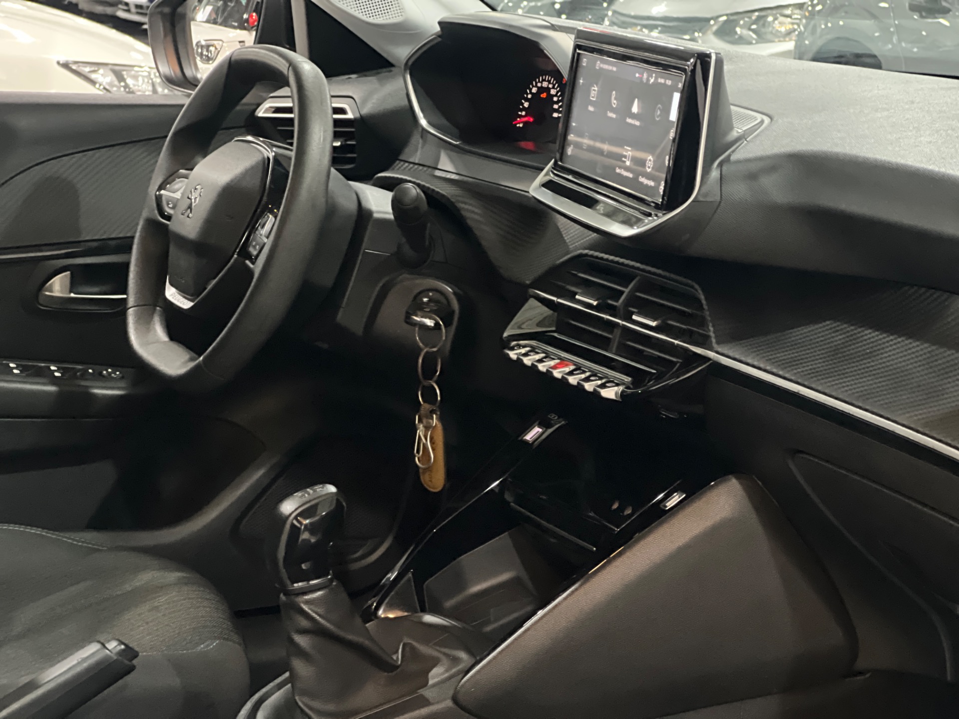 peugeot 208 1.0 style com teto panoramico 2023
