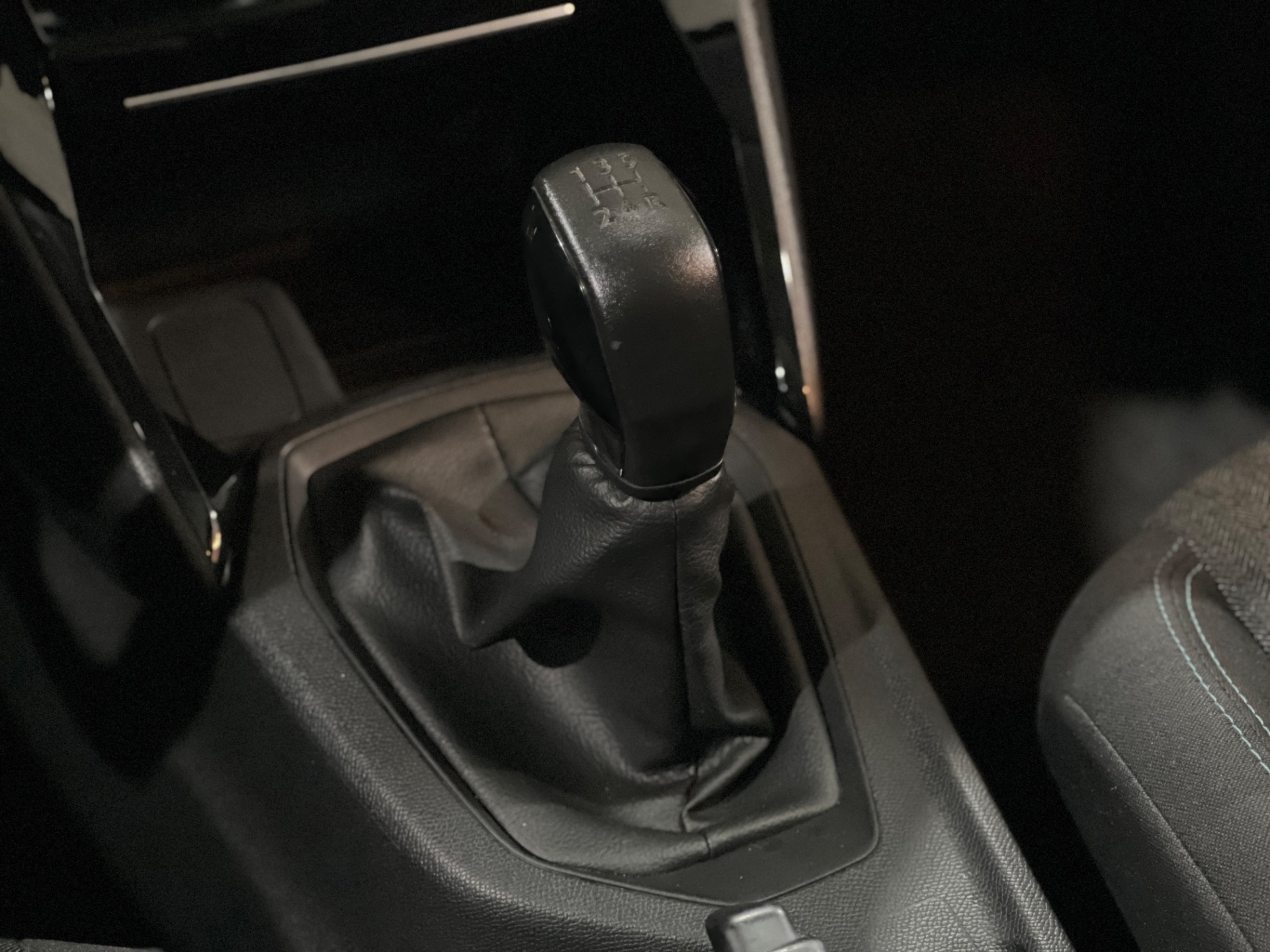 peugeot 208 1.0 style com teto panoramico 2023