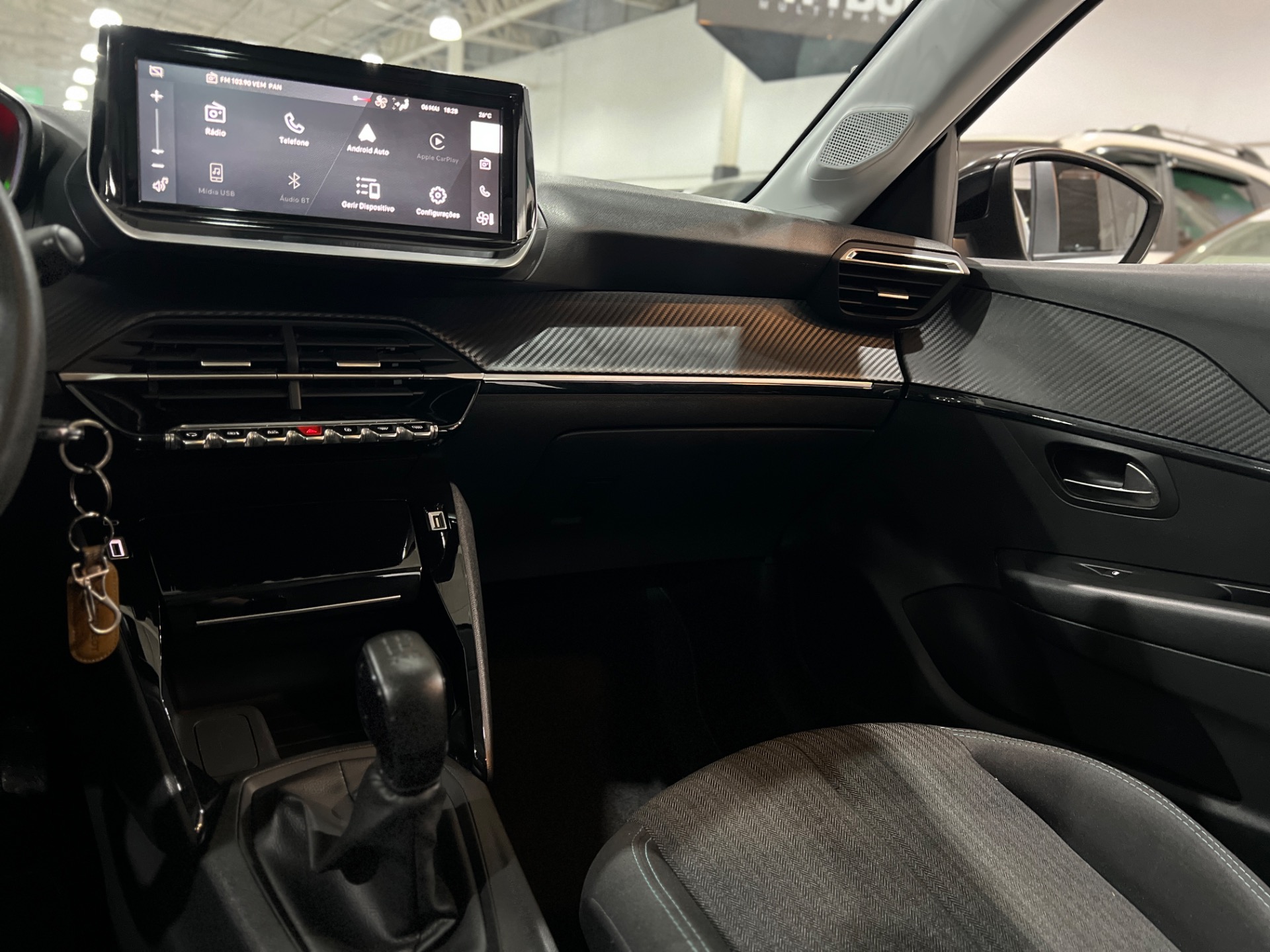 peugeot 208 1.0 style com teto panoramico 2023