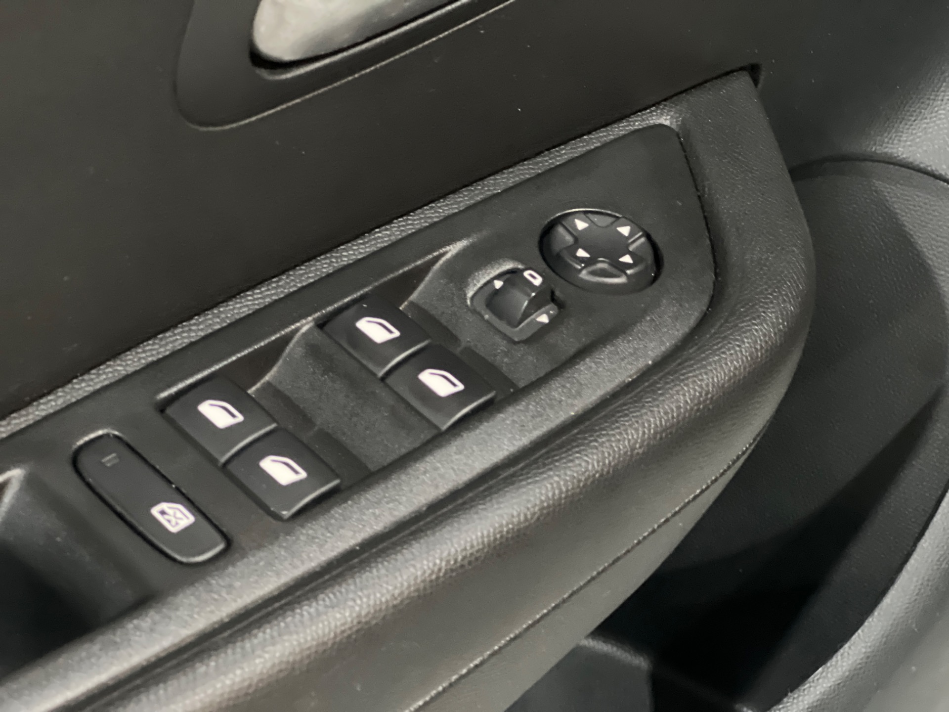 peugeot 208 1.0 style com teto panoramico 2023