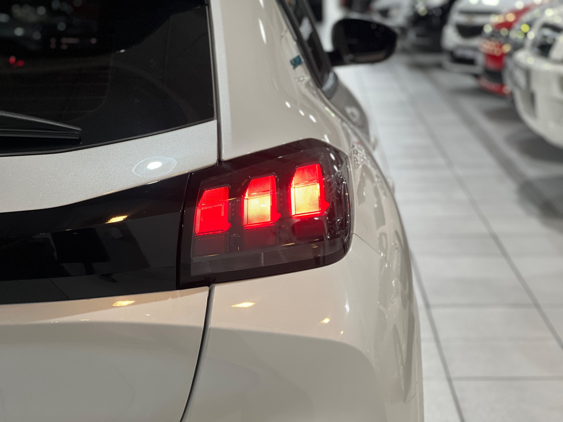 peugeot 208 1.0 style com teto panoramico 2023