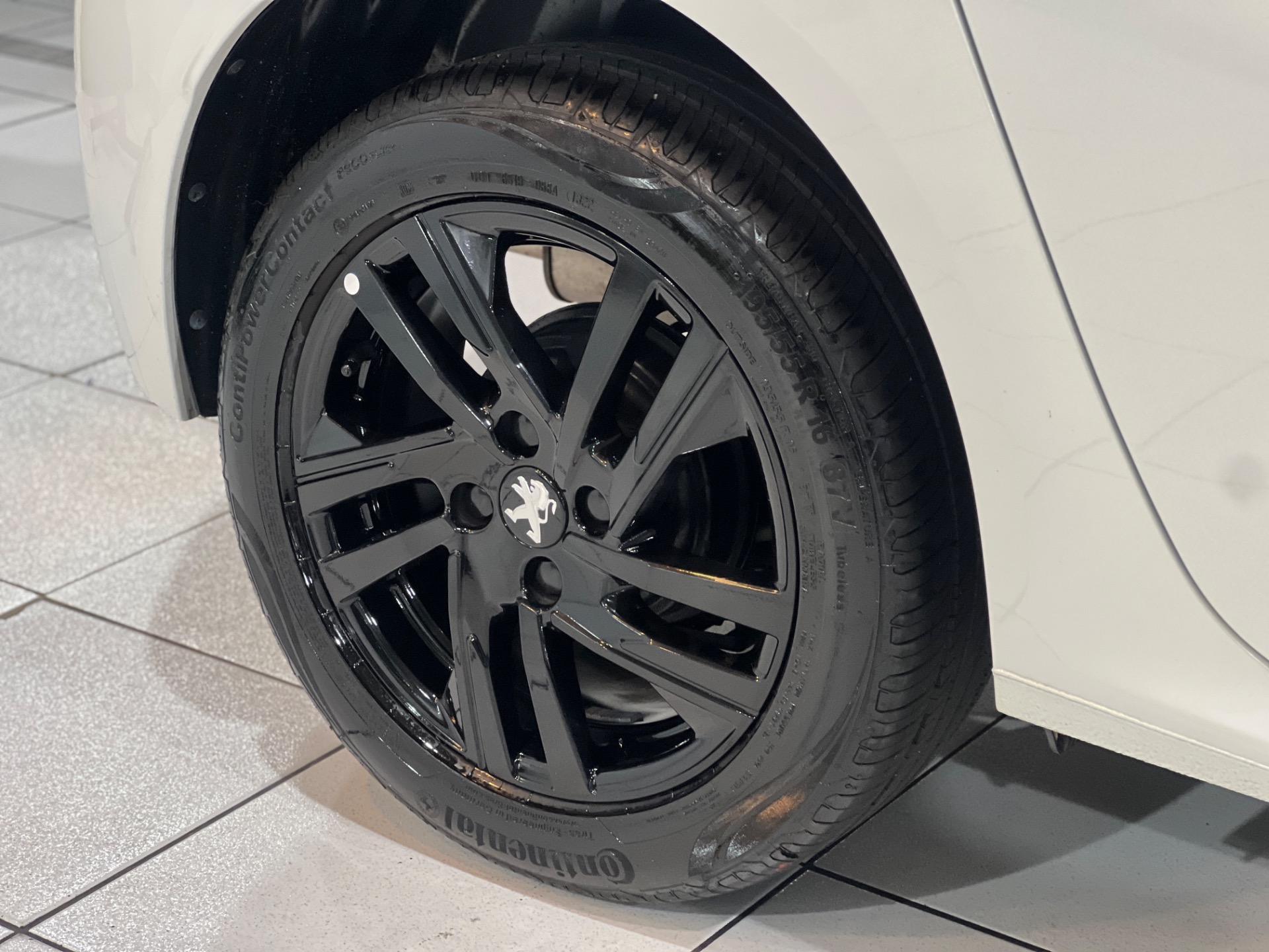 peugeot 208 1.0 style com teto panoramico 2023