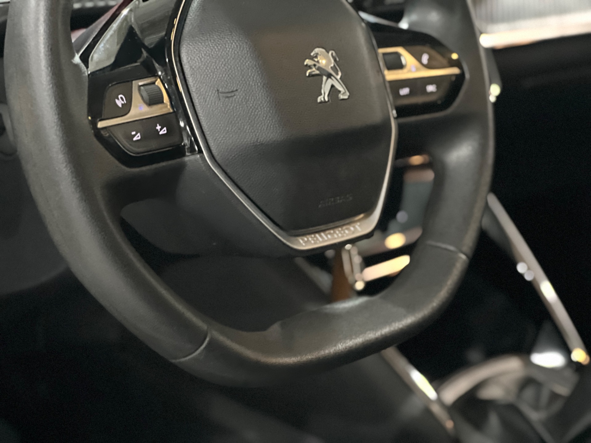 peugeot 208 1.0 style com teto panoramico 2023