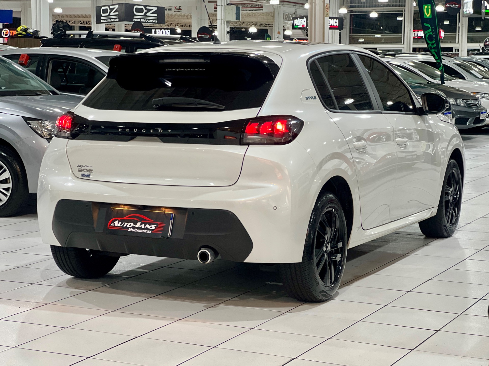peugeot 208 1.0 style com teto panoramico 2023