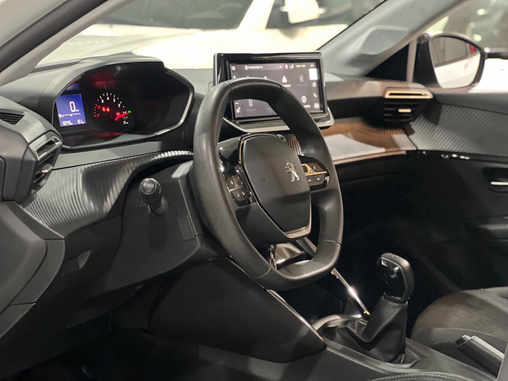 peugeot 208 1.0 style com teto panoramico 2023