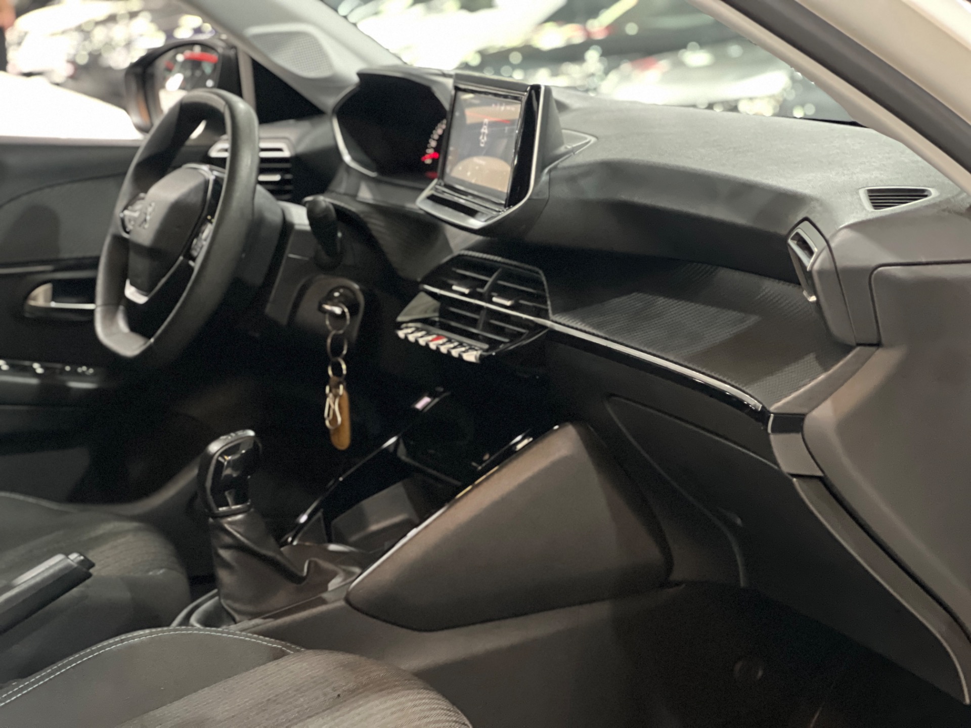 peugeot 208 1.0 style com teto panoramico 2023