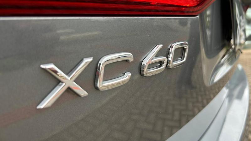 Volvo XC60 T8 R Design - foto 9