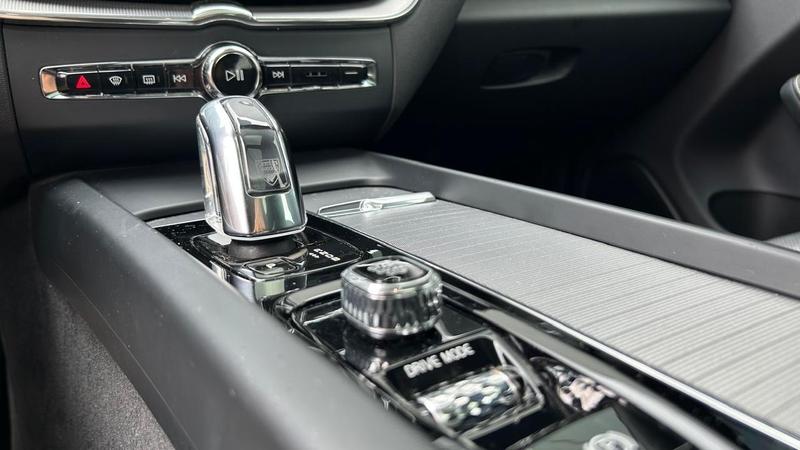 Volvo XC60 T8 R Design - foto 12