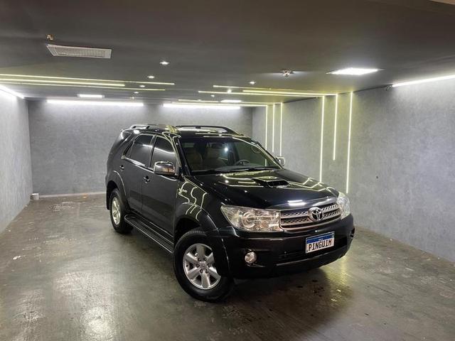 TOYOTA HILUX SW4 3.0 SRV 4X4 7 LUGARES 16V TURBO INTERCOOLER DIESEL 4P AUT