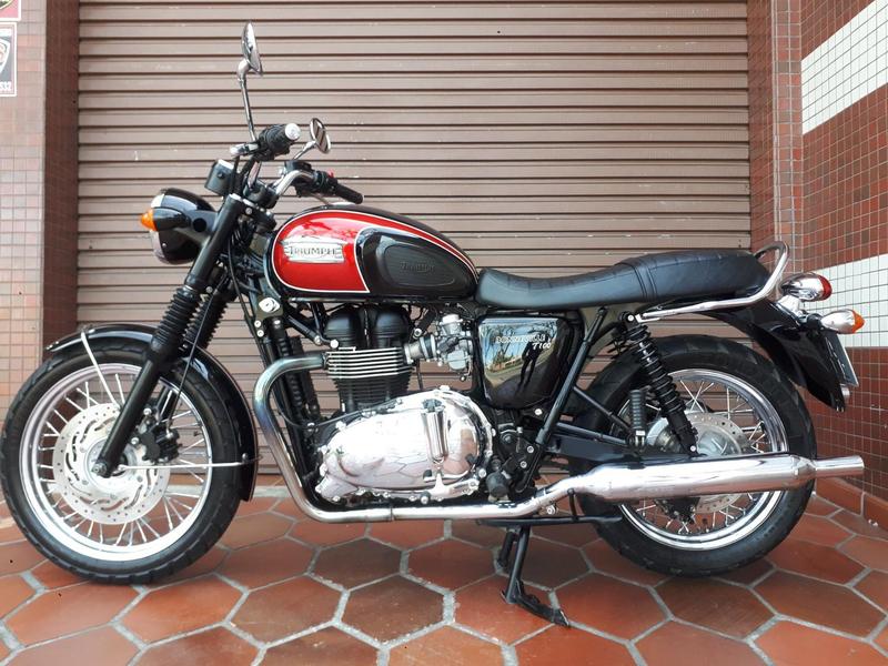 TRIUMPH BONNEVILLE T100
