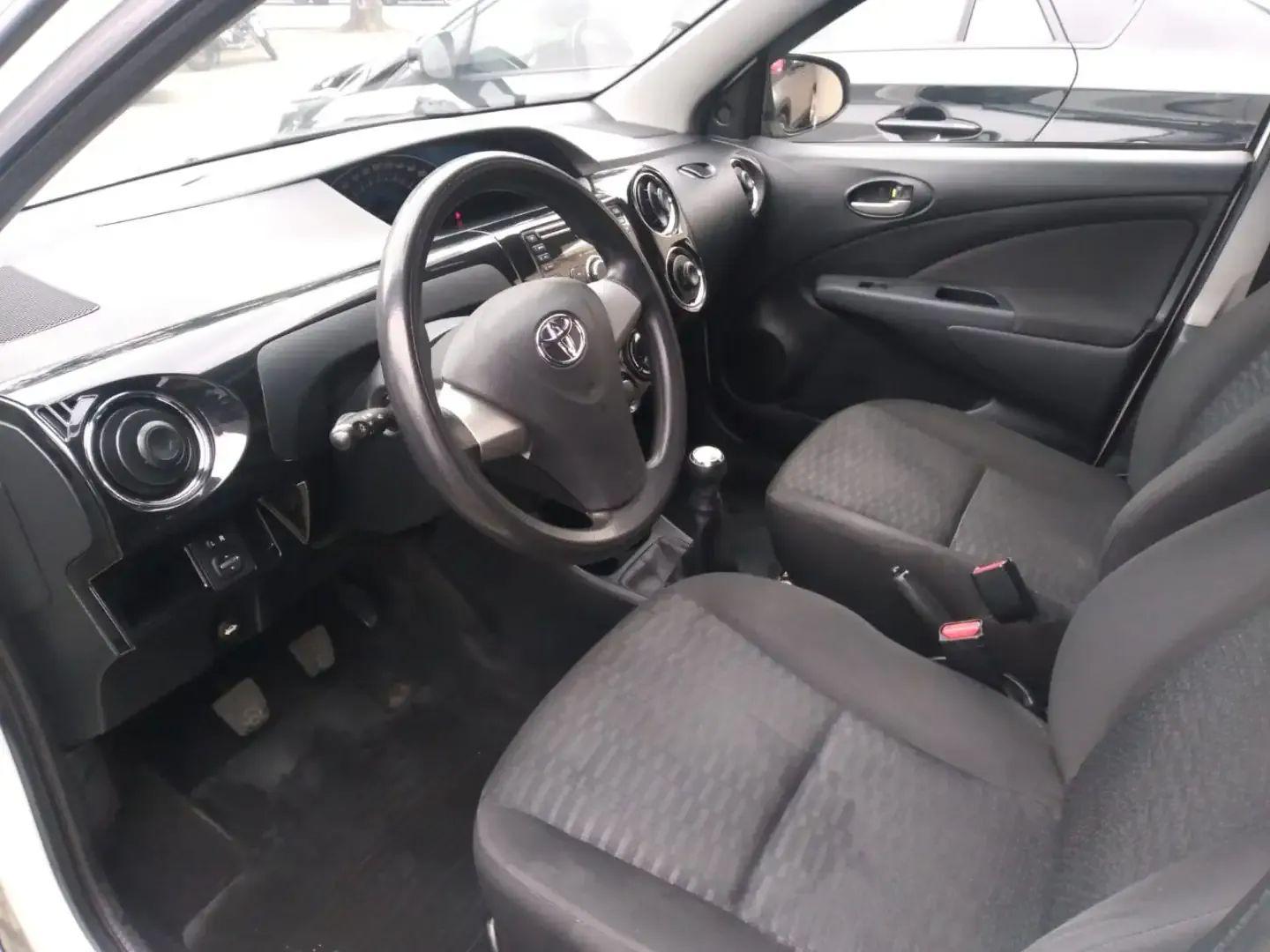 Foto de TOYOTA ETIOS HB XS 15 2014