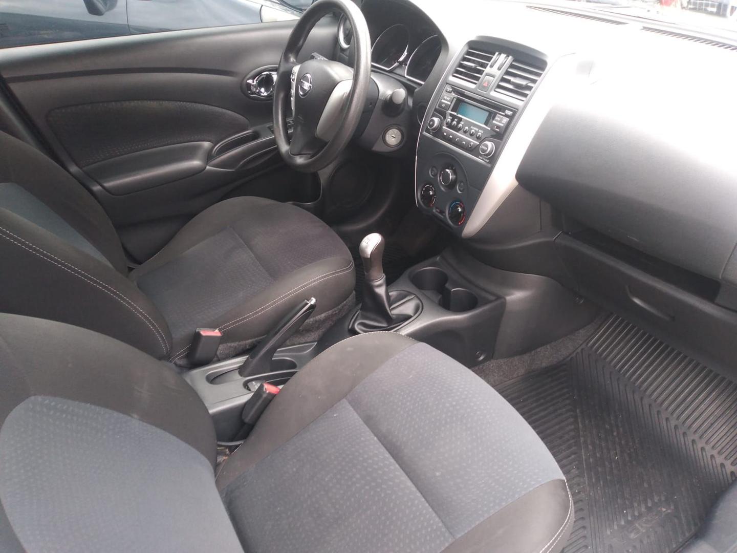 Foto de NISSAN VERSA 16 SL 2016