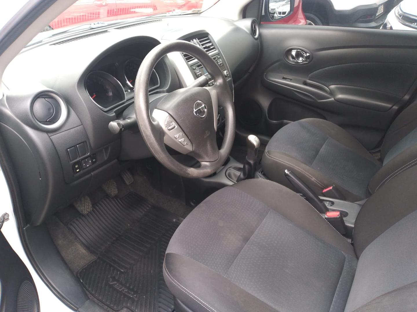 Foto de NISSAN VERSA 16 SL 2016