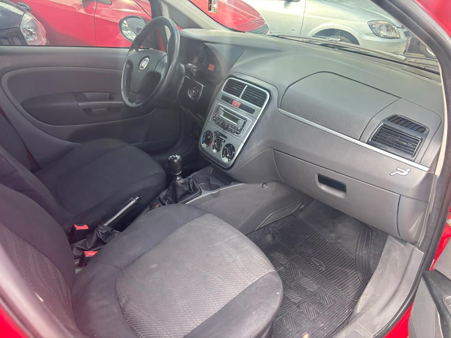 Foto de FIAT PUNTO ATTRACTIVE 2011