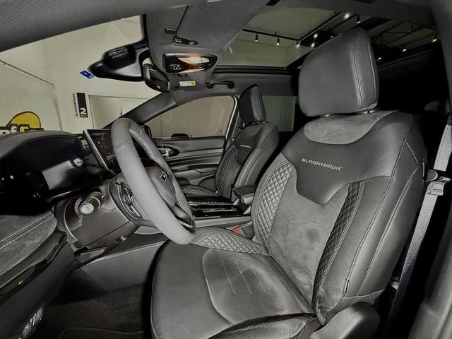 JEEP COMMANDER BLACKHAWK 2025