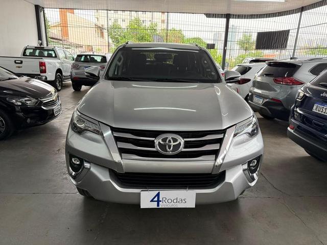 TOYOTA HILUX SW4 2.8 SRX 4X4 7 LUGARES
