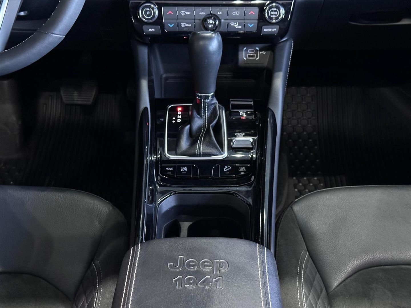 Jeep Commander Blackhawk 2.0T 2025, foto 6 de 12
