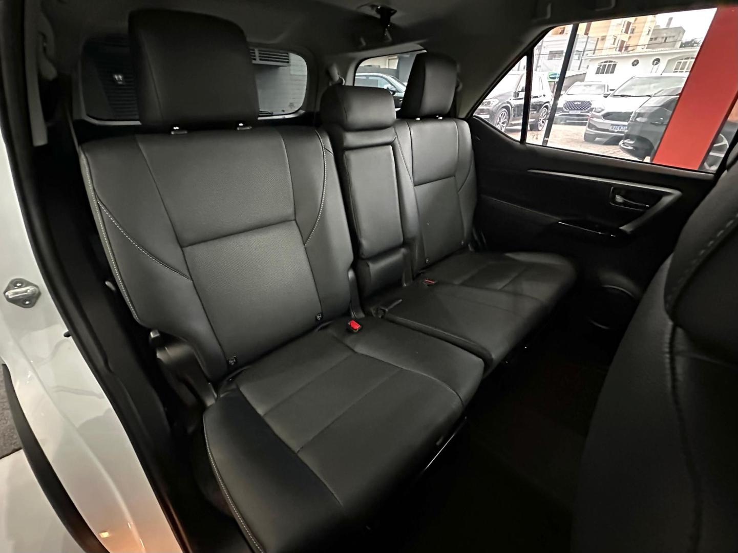 Toyota Hilux Sw4 2.8 Td SRX Platinum 2025, foto 8 de 12