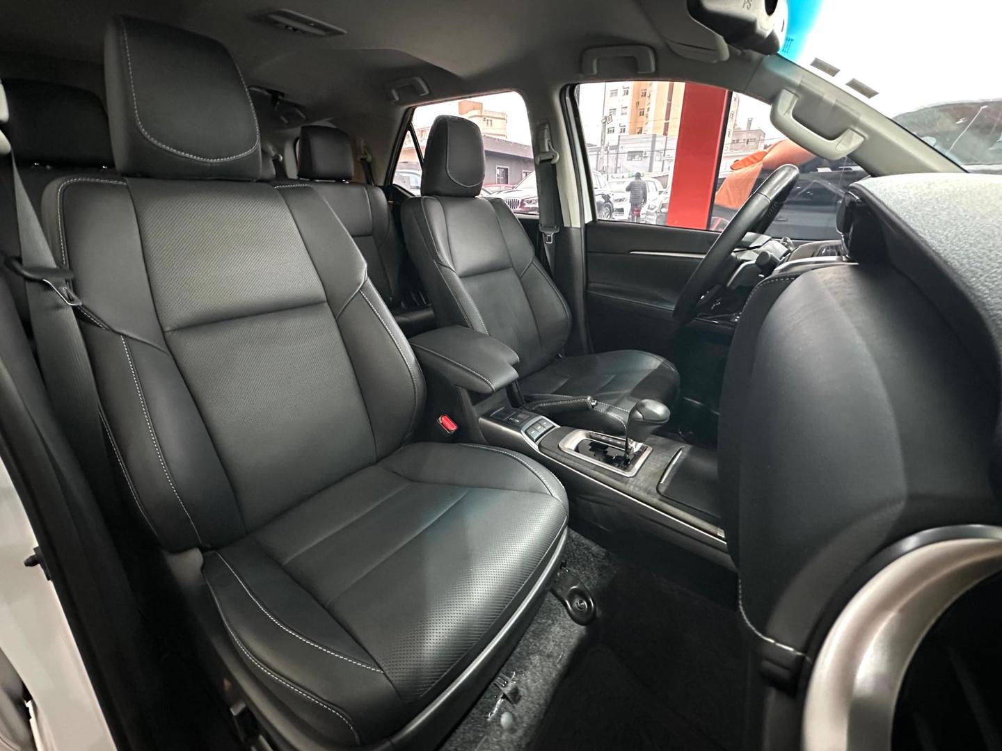 Toyota Hilux Sw4 2.8 Td SRX Platinum 2025, foto 7 de 12