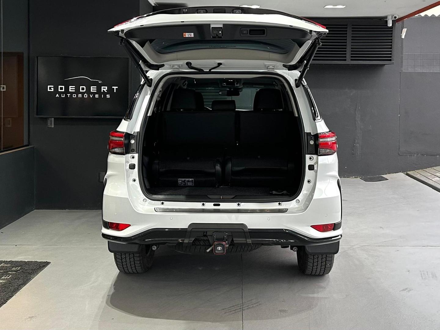 Toyota Hilux Sw4 2.8 Td SRX Platinum 2025, foto 10 de 12