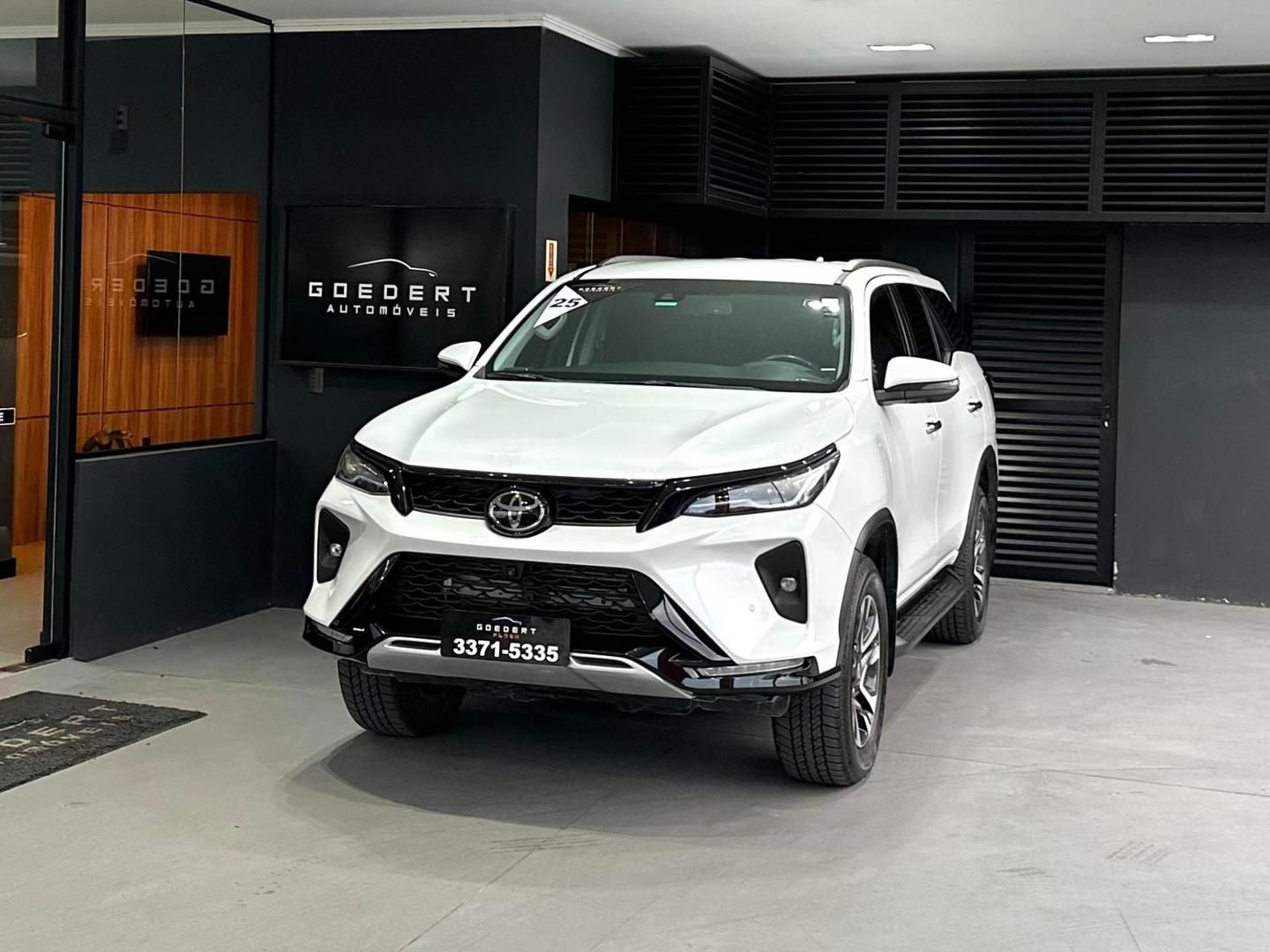 Toyota Hilux Sw4 2.8 Td SRX Platinum 2025, foto 1 de 12