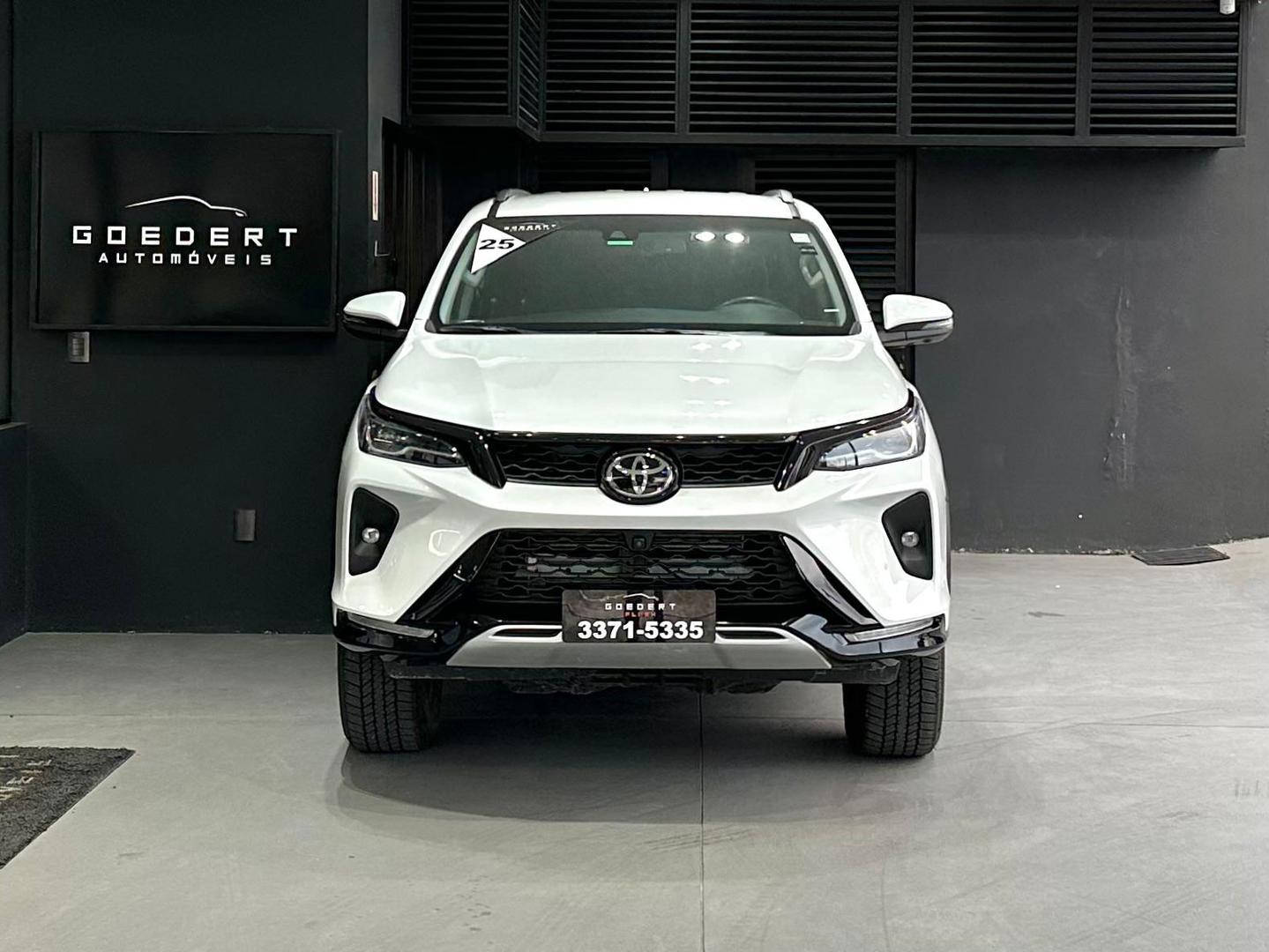Toyota Hilux Sw4 2.8 Td SRX Platinum 2025, foto 2 de 12
