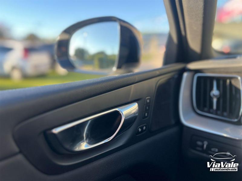 Volvo XC60 T8 R Design - foto 11