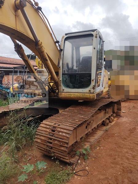 NEW HOLLAND ESCAVADEIRA E215B