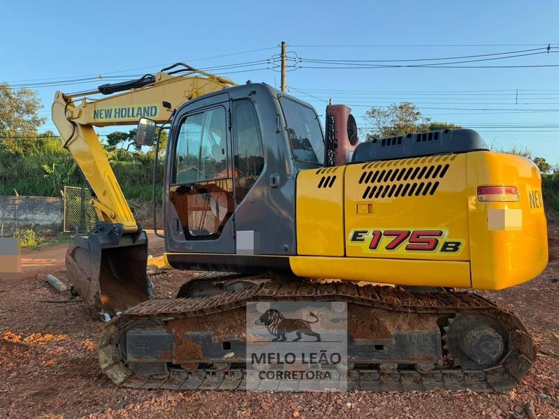 NEW HOLLAND ESCAVADEIRA E175B
