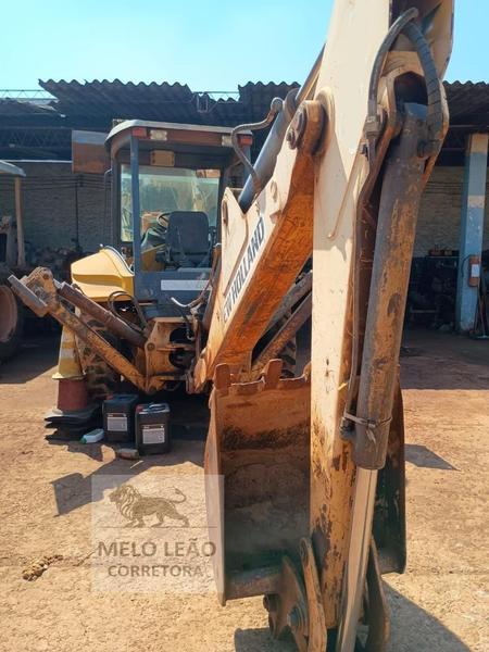 NEW HOLLAND RETROESCAVADEIRA LB90