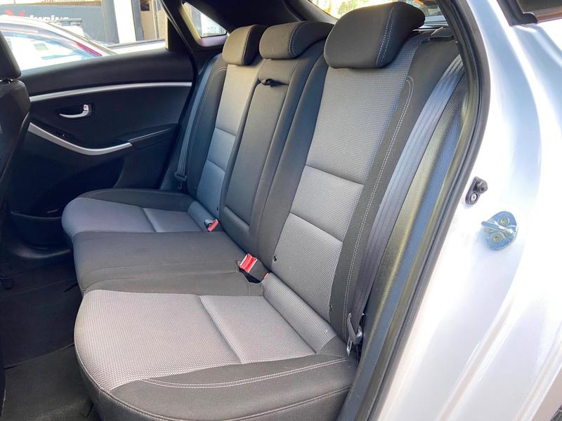 Hyundai i30 1.8 - foto 14