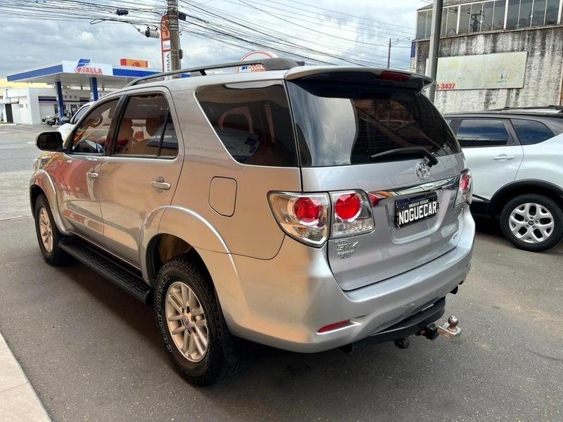 Toyota SW4 Srv D4 D 4X4 3.0 TDI Dies. Automático - foto 4