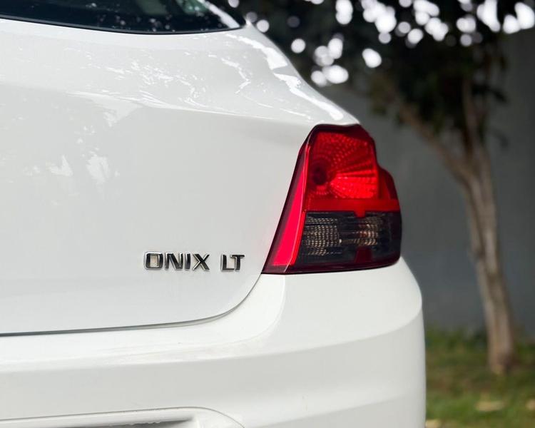 Chevrolet Onix Hatch Ls 1.0 8V Flexpower 5P Mec. - foto 2