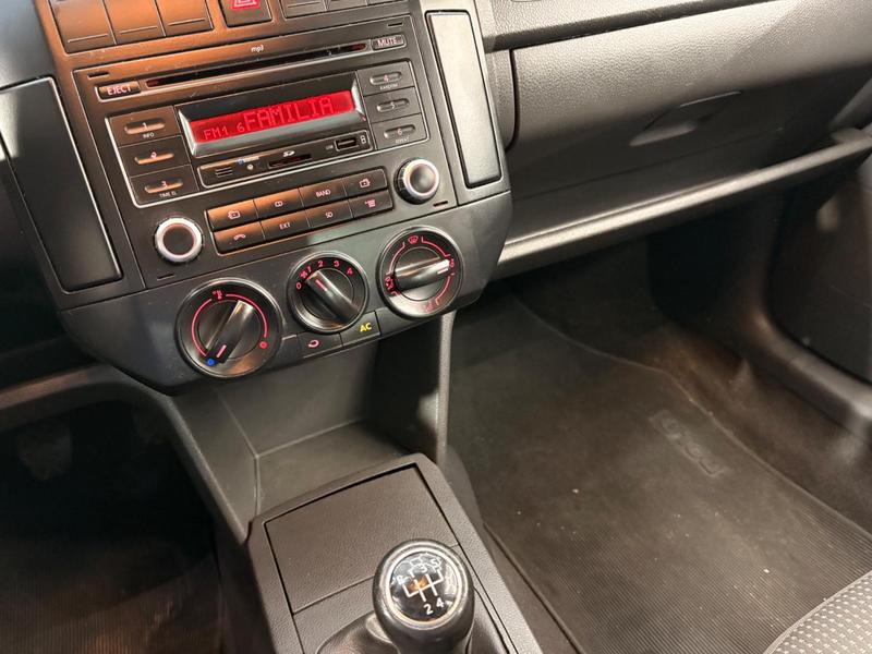 Volkswagen Polo Sedan 1.6 Mi Total Flex 8V 4P - foto 16